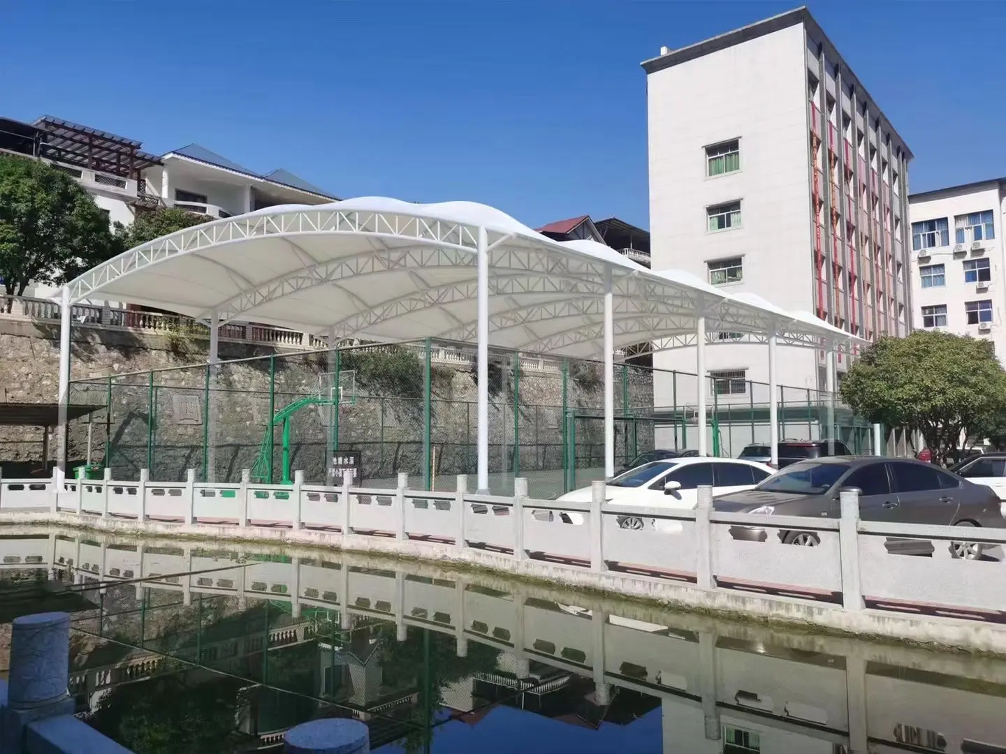 贵州西秀园区停车棚总在漏水生锈？源头膜结构厂家：按本地气候选材，避开三大坑